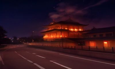 大阪道顿堀夜晚霓虹灯光璀璨，街头食物摊贩热闹非凡，日本城市文化生活场景